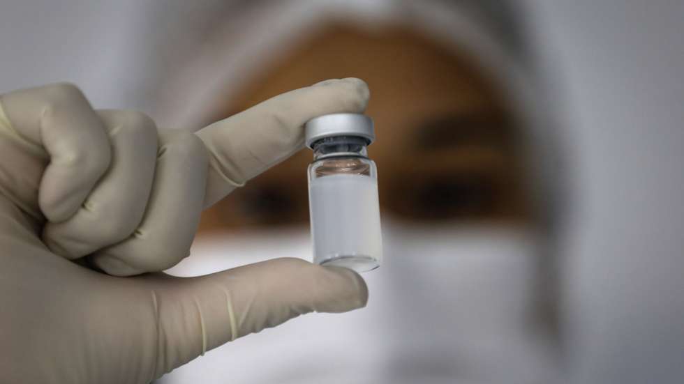 epa08944710 Members of the Butantan Institute work on the Coronavac vaccine in Sao Paulo, Brazil, 15 January 2021 (issued 17 January 2021). A team of more than 370 people works around the clock in the inspection, packaging and labeling of Coronavac, the vaccine developed by Chinese laboratory Sinovac and the Butantan Institute, which, due to having six million doses ready, is the only option if they want to start vaccination in Brazil. Coronavac and the Oxford vaccine received the endorsement of the National Sanitary Surveillance Agency (Anvisa, regulator) on 17 January 2021 to be used in an emergency in the country, but Brazil only has doses of the Chinese antidote, which has a 50.4 percent effective and so far is the only option with which immunization can be started.  EPA/Fernando Bizerra Jr