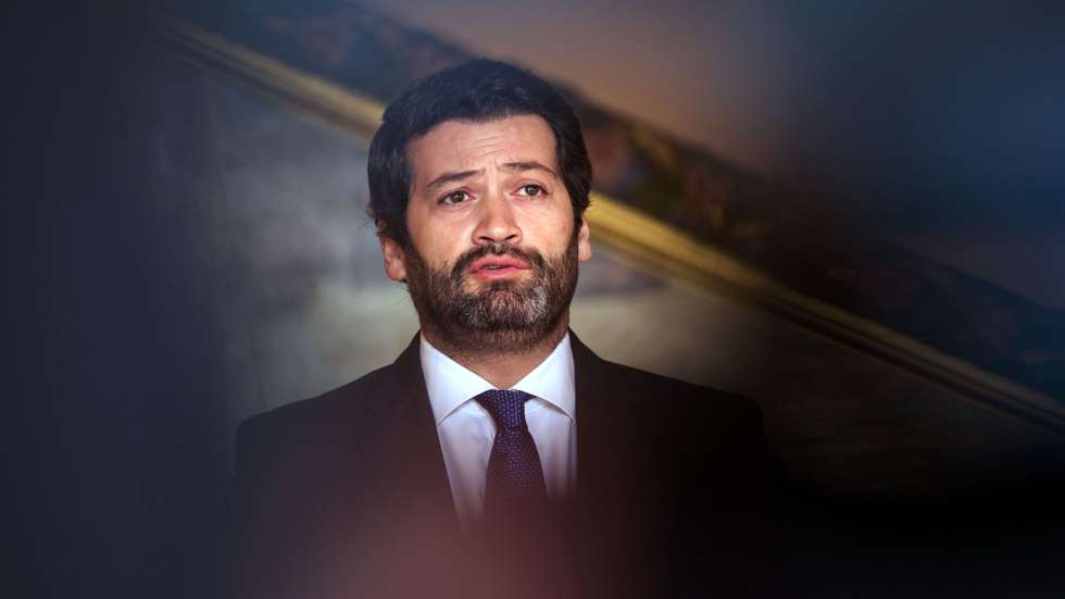 O presidente do Partido Chega, André Ventura, intervém durante uma conferência de imprensa no final de uma audiência com o Presidente do Governo Regional dos Açores, José Manuel Bolieiro (ausente da fotografia), no Palácio de Santana, em Ponta Delgada, ilha de São Miguel, Açores, 05 de fevereiro de 2021. EDUARDO COSTA/LUSA