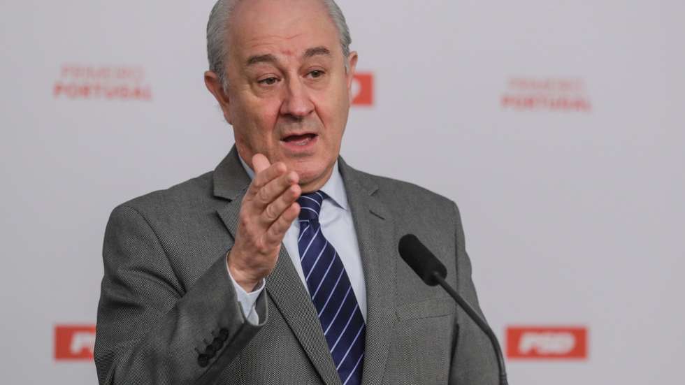 O Presidente do PSD, Rui Rio, fala numa conferência de imprensa após a reunião por videoconferência com o Presidente da República, Marcelo Rebelo de Sousa, na sede do partido em Lisboa, 10 de fevereiro de 2021. TIAGO PETINGA/LUSA