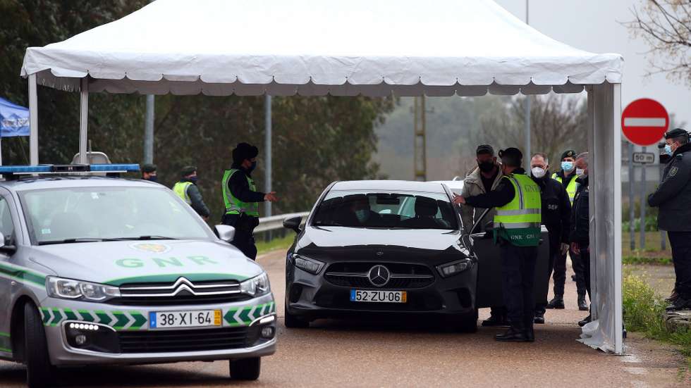 Um automobilista brasileiro tenta entrar em Portugal sem autorização válida, sendo escoltado por uma patrulha da GNR novamente para Espanha, durante uma operação de controlo na entrada em Portugal pela fronteira do Caia (Elvas). As fronteiras foram repostas desde as 00:00 de domingo, dia 31 de Janeiro, no âmbito das medidas para conter a propagação da covid-19 no território português. Elvas, 31 de janeiro de 2021. NUNO VEIGA/LUSA