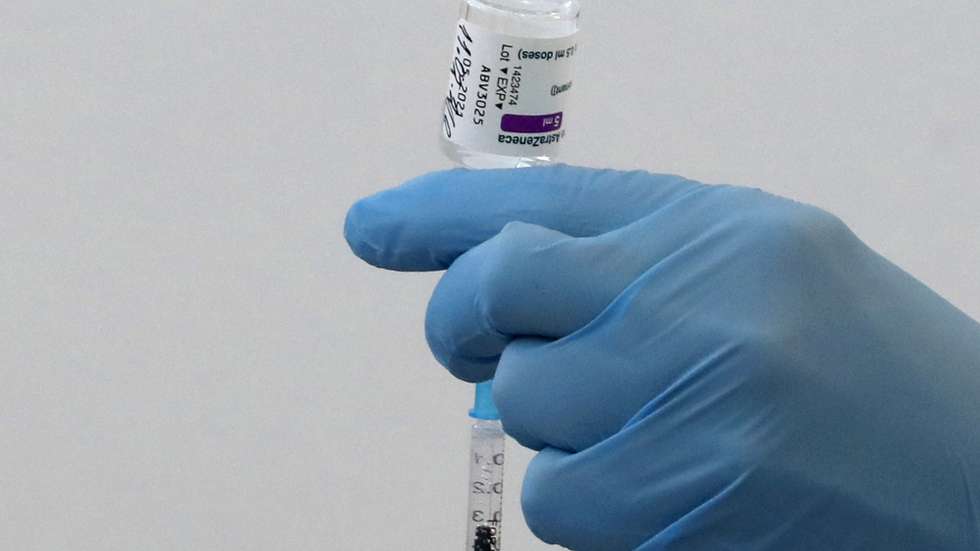 epa09004144 A health worker prepares a dose of Oxford-AstraZeneca vaccine during a COVID-19 vaccination campaign at Pauls Stradins Clinical University Hospital in Riga, Latvia, 11 February 2021.  EPA/TOMS KALNINS