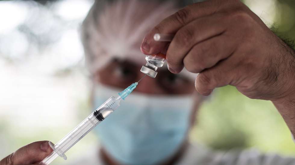 epa08980433 A healthcare worker prepares a dose of China's Sinovac CoronaVac vaccine as part of a priority health program against covid-19 for elders at a self-service vaccination center in Rio de Janeiro, Brazil, 01 February 2021.  EPA/Antonio Lacerda
