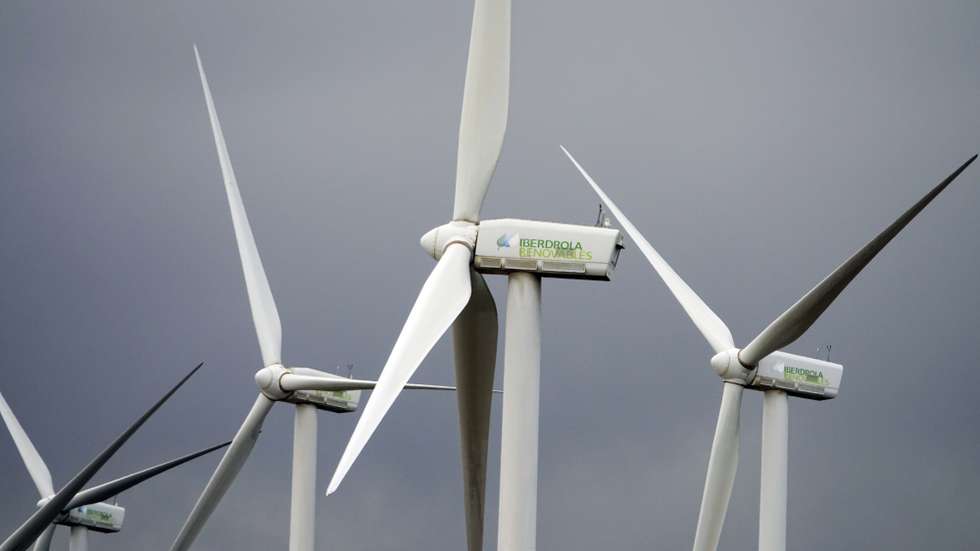 epa08560152 A general view of Iberdrola Renovables wind turbines on hills near the village of Ardales in Andalusia, southern province of Spain, 21 October 2018 (reissued 22 July 2020). Iberdrola released their first six months, half-year 2020 results on 22 July 2020, saying their adjusted net profit for the period grew 7,5 per cent, while reported net profit grew 12 per cent, reaching 1,845 million euro.  EPA/MAURITZ ANTIN *** Local Caption *** 55588646