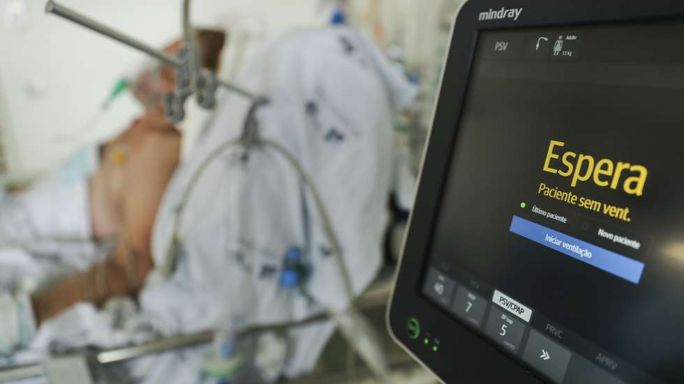 Uma paciente hospitalizada sem recurso a ventilador na Unidade de Cuidados Intensivos covid-19 do Hospital Santa Maria, em Lisboa, 11 de fevereiro de 2021. O Hospital Santa Maria conta ao dia de hoje com 271 doentes internados com  64 destes doentes internados nos Cuidados Intensivos covid-19, o número máximo atingido até ao dia de hoje neste Hospital. (ACOMPANHA TEXTO DA LUSA DO DIA 14 DE FEVEREIRO DE 2021). MIGUEL A. LOPES/LUSA