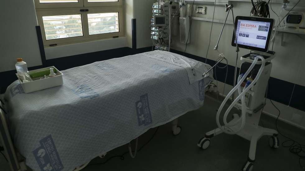 Uma cama livre na Unidade de Cuidados Intensivos covid-19 do Hospital Santa Maria, em Lisboa, 11 de fevereiro de 2021. O Hospital Santa Maria conta ao dia de hoje com 271 doentes internados com  64 destes doentes internados nos Cuidados Intensivos covid-19, o número máximo atingido até ao dia de hoje neste Hospital. (ACOMPANHA TEXTO DA LUSA DO DIA 14 DE FEVEREIRO DE 2021). MIGUEL A. LOPES/LUSA