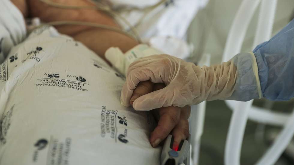 Um elemento da equipa médica cuida de um paciente hospitalizado na Unidade de Cuidados Intensivos covid-19 do Hospital Santa Maria, em Lisboa, 11 de fevereiro de 2021. O Hospital Santa Maria conta ao dia de hoje com 271 doentes internados com  64 destes doentes internados nos Cuidados Intensivos covid-19, o número máximo atingido até ao dia de hoje neste Hospital. (ACOMPANHA TEXTO DA LUSA DO DIA 14 DE FEVEREIRO DE 2021). MIGUEL A. LOPES/LUSA