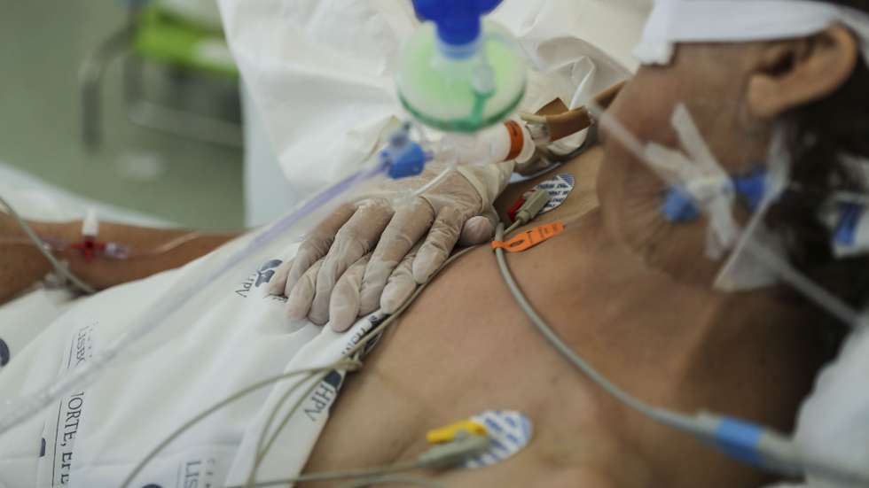 Um elemento da equipa médica cuida de um paciente hospitalizado na Unidade de Cuidados Intensivos covid-19 do Hospital Santa Maria, em Lisboa, 11 de fevereiro de 2021. O Hospital Santa Maria conta ao dia de hoje com 271 doentes internados com 64 destes doentes internados nos Cuidados Intensivos covid-19, o número máximo atingido até ao dia de hoje neste Hospital.