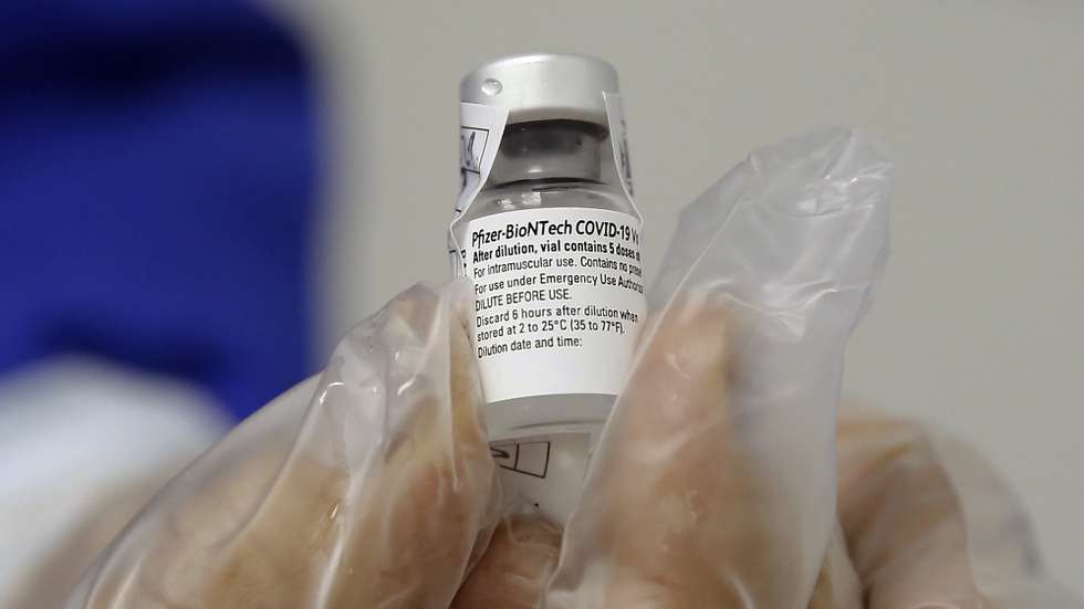 epa09021722 A nurse shows a dose of Pfizer&#039;s coronavirus vaccine before it is administered to a healthcare worker, at the Bolivarian University Clinic, in Medellin, Colombia, Colombia, 18 February 2021.  EPA/Luis Eduardo Noriega A.