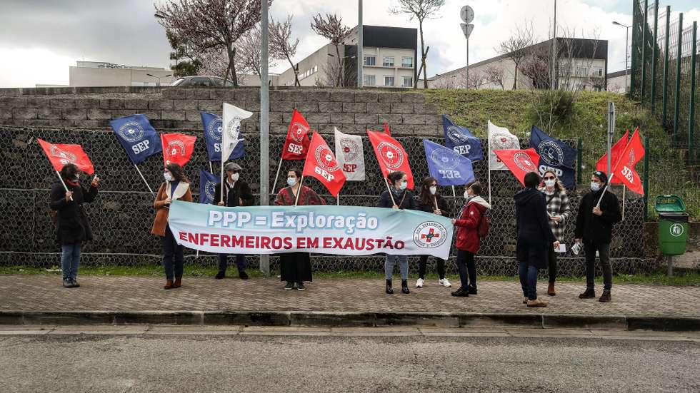 Concentração de enfermeiros do Hospital Beatriz Ângelo para exigir do Conselho de Administração e do Ministério da Saúde a resolução dos problemas destes profissionais de saúde, em frente ao Hospital Beatriz Ângelo, Loures, 25 de fevereiro de 2021. MÁRIO CRUZ/LUSA