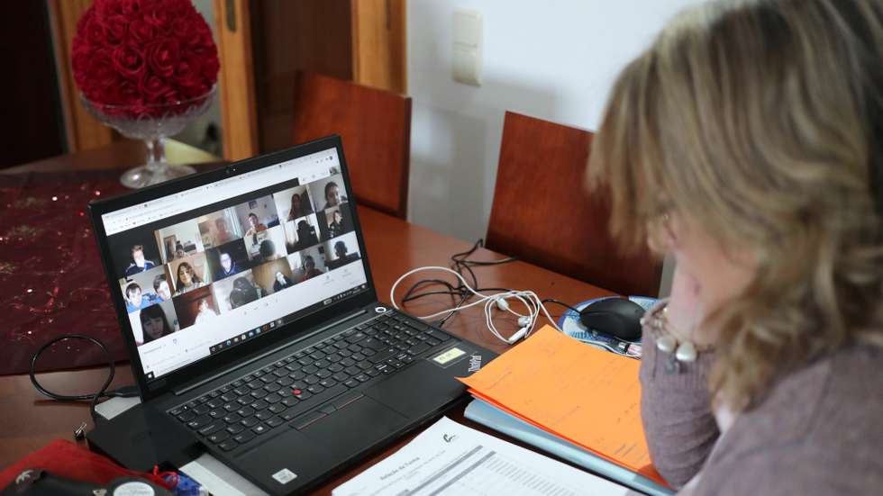 A professora Rita Pinheiro, de 49 anos, dá uma aula de ciências da natureza aos seus alunos do 6.º ano a partir da sala de sua casa em Vila Nova de Gaia, 08 fevereiro 2021. (ACOMPANHA TEXTO DA LUSA). ESTELA SILVA/LUSA