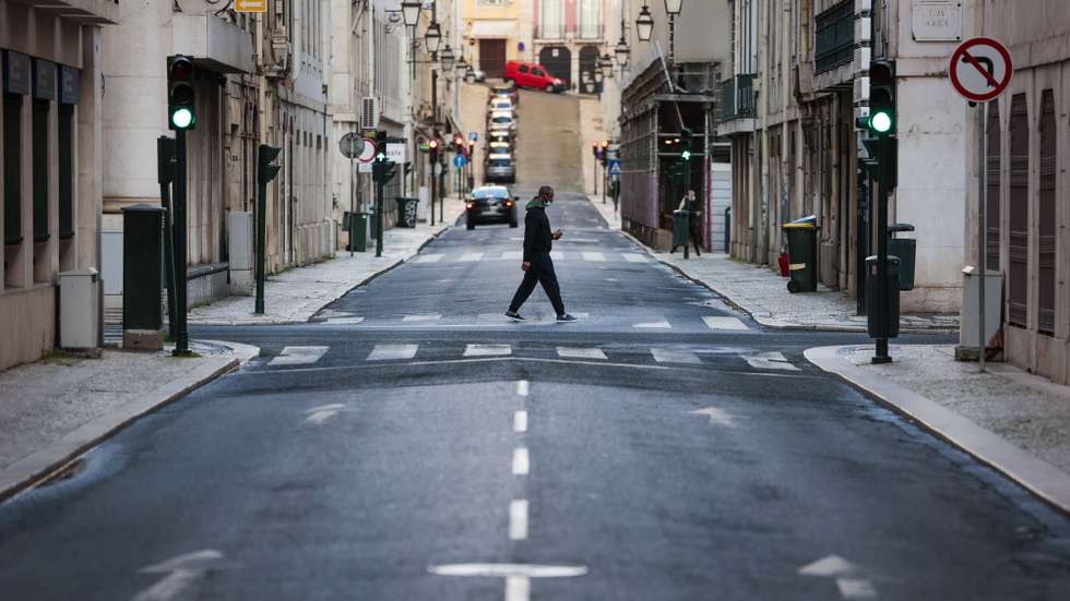Um homem atravessa uma rua da baixa lisboeta a meio da tarde, em Lisboa, 05 de dezembro de 2020. Entre as 13:00h de sábado 05 de dezembro e as 05:00h de 06 dezembro, está em vigor o recolher obrigatório nos concelhos de risco "extremamente elevado" e "muito elevado". JOSÉ SENA GOULÃO/LUSA