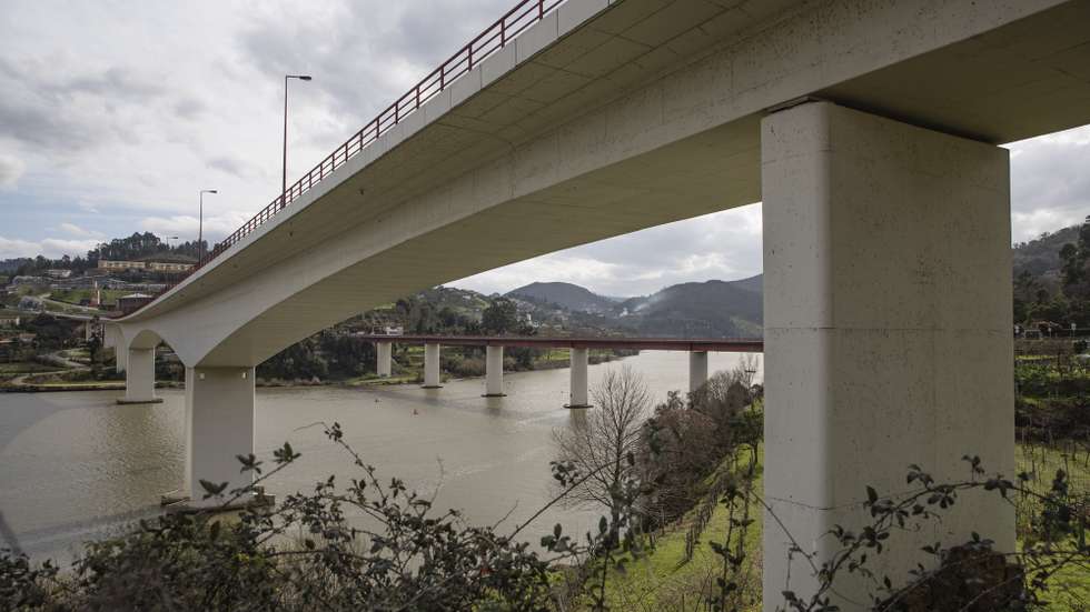 A nova ponte Hintze Ribeiro (à direita)  em Castelo de Paiva, 24 de fevereiro de 2021. Naquela noite fria e chuvosa de 04 de março de 2001 uma ponte ruiu perto de Castelo de Paiva e atirou ao Douro um autocarro com 53 passageiros e três automóveis, com um total de seis viajantes. Ninguém sobreviveu. Vinte anos após a tragédia de Entre-os-Rios, que colocou no mapa pelas piores razões um concelho encravado nos limites dos distritos do Porto, Aveiro e Viseu, ainda sobram expressões de incredulidade pelo que sucedeu. .  (ACOMPANHA TEXTO DO DIA 02 MARÇO 2021)  JOSÉ COELHO/LUSA