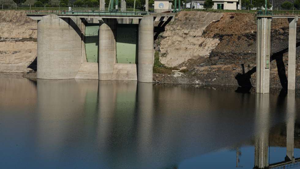Falta de chuva no Algarve com a Barragem de Odeleite no barlavento algarvio com níveis minimos de água, Castro Marim, 23 de novembro de 2020. A chuva que caiu em outubro e novembro no Algarve aliviou alguma da pressão sobre os agricultores, mas não afastou a possibilidade de racionamento da água das barragens para a agricultura, hipótese que preocupa os agricultores. (ACOMPANHA TEXTO DE 3/12/2020) LUÍS FORRA/LUSA