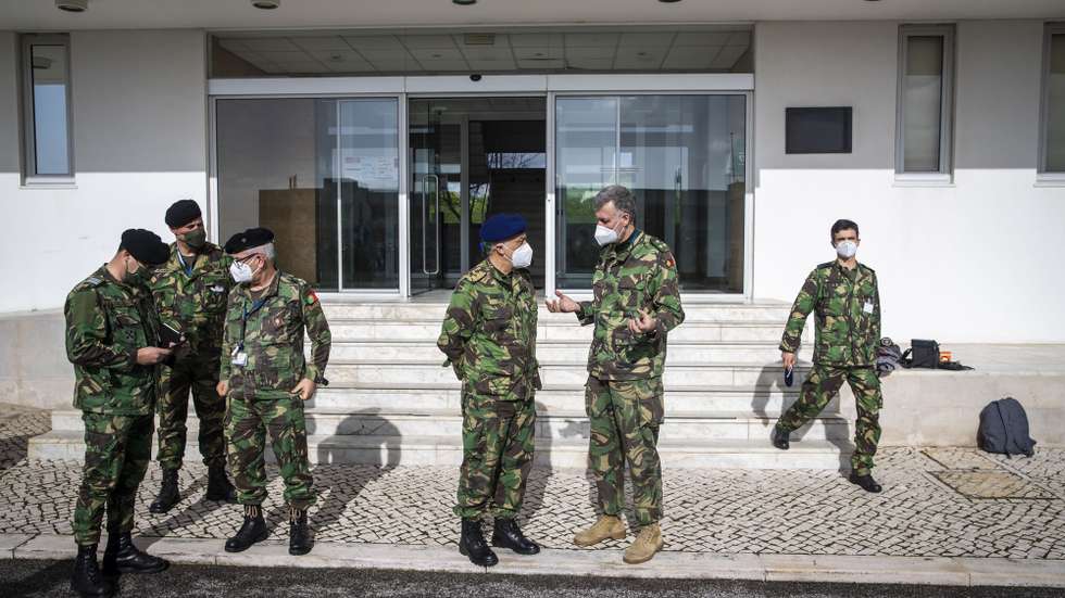 O coordenador da 'Task Force' do Plano Nacional de Vacinação contra a covid-19, vice-almirante Gouveia e Melo (2-D), e o chefe do Estado-Maior-General das Forças Armadas, almirante António Silva Ribeiro (3-D), aguardam pelos ministro da Defesa, João Gomes Cravinho, e da ministra da Saúde, Marta Temido, para uma visita ao Comando Conjunto para as Operações Militares, onde está instalado o grupo de apoio ao coordenador da 'Task Force', em Oeiras, 12 de fevereiro de 2021. JOSÉ SENA GOULÃO/LUSA