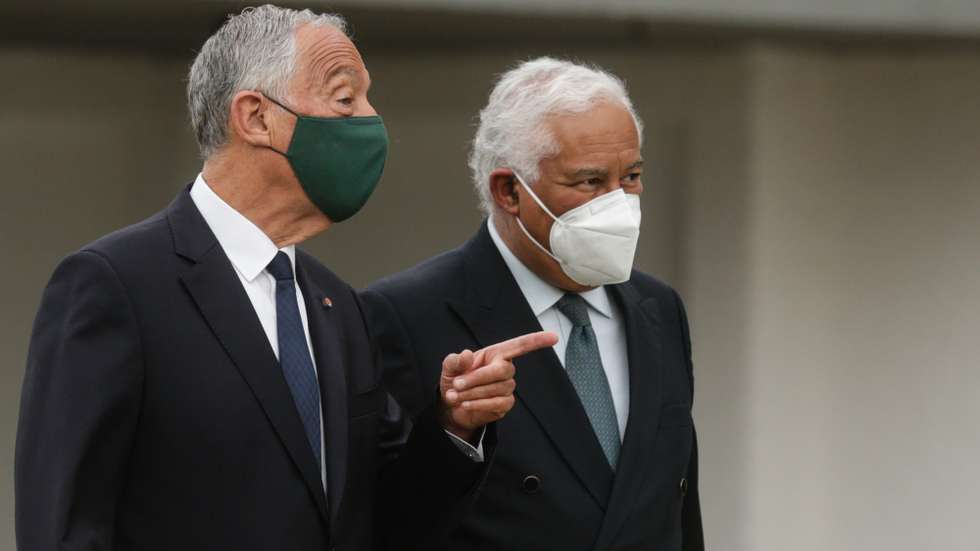 O Presidente da República, Marcelo Rebelo de Sousa (E), conversa com o primeiro-ministro, António Costa (D), à chegada para participar no Conselho de Ministros temático exclusivamente dedicado às Florestas, no antigo campo de tiro de Monsanto, em Lisboa, 04 de março de 2021. TIAGO PETINGA/LUSA