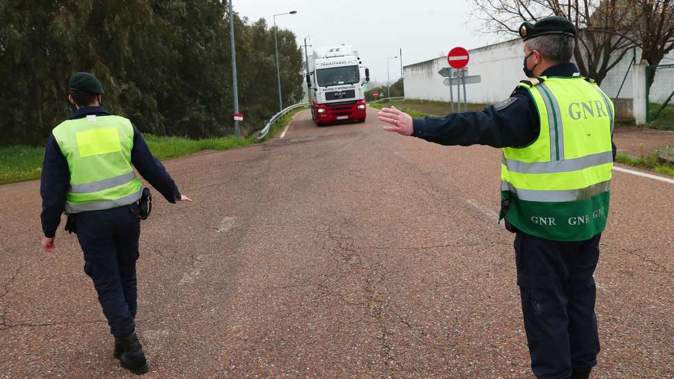 Agentes da GNR desviam os pesados de mercadorias durante uma operação de controlo na entrada em Portugal pela fronteira do Caia (Elvas). As fronteiras foram repostas desde as 00:00 de domingo, dia 31 de Janeiro, no âmbito das medidas para conter a propagação da covid-19 no território português. Elvas, 31 de janeiro de 2021. NUNO VEIGA/LUSA