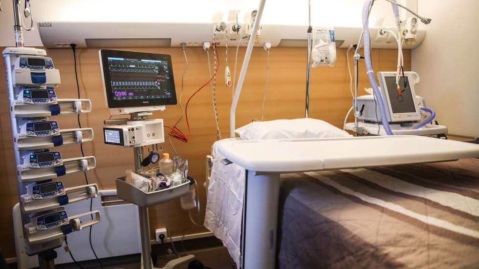 epa09021221 A modular resuscitation bed seen inside Intercommunal Hospital Center of Creteil, near Paris, France, 18 February 2021. President of the Ile-de-France Region Valerie Pecresse visited Intercommunal Hospital Center of Creteil to announce the creation of 500 modular resuscitation beds among a program to increase the resuscitation capacities of Ile-de-France hospitals in the event of a crisis.  EPA/MOHAMMED BADRA