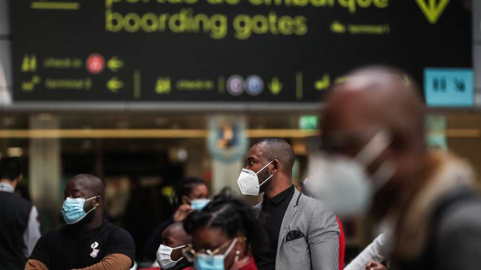 Cidadãos angolanos, que se encontravam ao abrigo da junta de saúde em Portugal, momentos antes de embarcarem no voo de regresso a Angola, no aeroporto Humberto Delgado, em Lisboa, 08 de março de 2021. Cerca de 200 pacientes recebiam apoio do Estado angolano para a estadia enquanto realizavam tratamentos em Portugal, mas a 30 de janeiro o executivo angolano anunciou o encerramento da junta de saúde em Portugal. MÁRIO CRUZ/LUSA