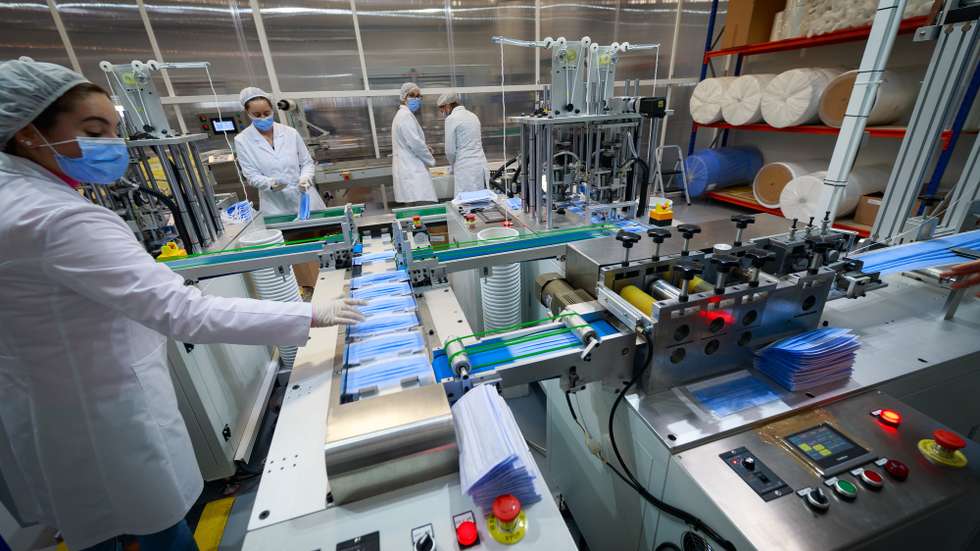 Produção de máscaras no pavilhão instalado na Zona Industrial de Boticas que está nesta altura repleto de maquinaria ainda ‘a brilhar’, como máquinas de costura, máquinas que preparam o tecido para o fabrico de máscaras comunitárias, uma sala com uma linha de produção de máscaras cirúrgicas e ainda duas linhas de produção de álcool-gel, uma para embalagens de meio litro e outra para embalagens de cinco litros. O receio de despedir funcionários devido à pandemia de covid-19 levou um empresário de Boticas, do ramo do transporte de automóveis, a criar uma fábrica de produção de máscaras e álcool-gel que permitiu já contratar mais 11 pessoas, Boticas, 10 de fevereiro de 2021.  (ACOMPANHA TEXTO DO DIA 13 DE FEVEREIRO 2021) PEDRO SARMENTO COSTA/LUSA