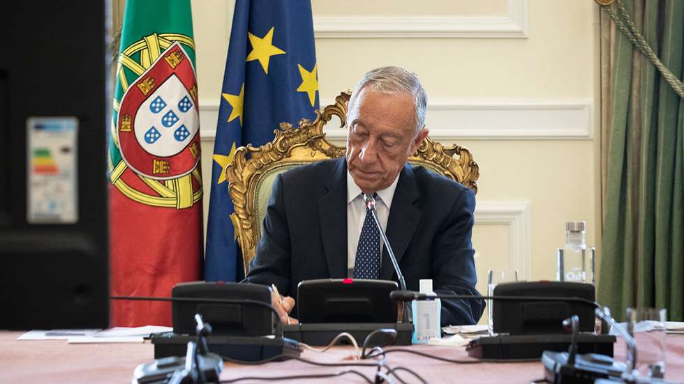 O Presidente da República, Marcelo Rebelo de Sousa, conversa por videoconferência com o presidente do CDS-PP, Francisco Rodrigues dos Santos (ausente da fotografia), no âmbito da audiência do chefe de Estado aos partidos com assento parlamentar sobre a renovação do estado de emergência no contexto do combate à covid-19, no Palácio de Belém, em Lisboa, 10 de março de 2021. MIGUEL FIGUEIREDO LOPES/PRESIDÊNCIA DA REPÚBLICA/LUSA
