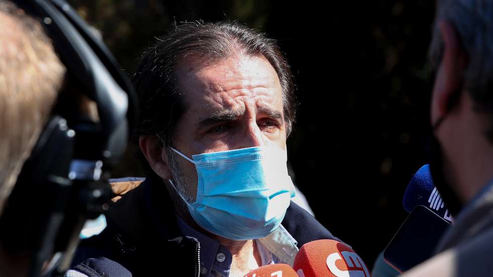 O Presidente do Governo Regional da Madeira, Miguel Albuquerque, fala aos jornalistas esta manhã durante uma visita à reabilitada Vereda da Palha Carga, no Rabaçal, no Porto Moniz, 18 de março de 2021. HOMEM DE GOUVEIA/LUSA