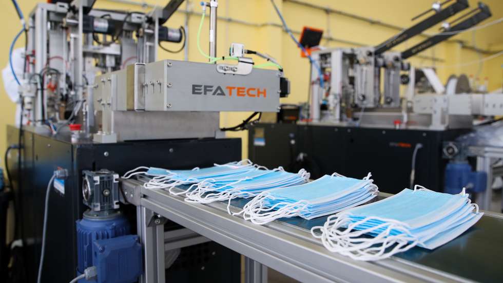 Produção de máscaras de proteção cirúrgicas na empresa Walking Habit, na Figueira da Foz, 04 de fevereiro de 2021. Criada em 2020, durante a pandemia covid-19, para produzir máscaras de proteção  a empresa Walking Habit, e já exporta 25% da sua produção, que atinge mais de quatro milhões de dispositivos mensais, (ACOMPANHA TEXTO DA LUSA DO DIA 07 DE FEVEREIRO DE 2021). PAULO NOVAIS/LUSA