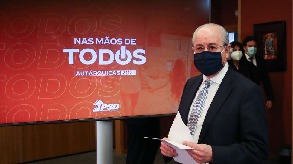 O presidente do PSD, Rui Rio, durante a sessão em que divulgou os nomes de 51 candidatos às próximas eleições autárquicas, entre os quais o do candidato à Câmara de Coimbra, José Manuel Silva, em Coimbra, 12 de março de 2021. PAULO NOVAIS/LUSA