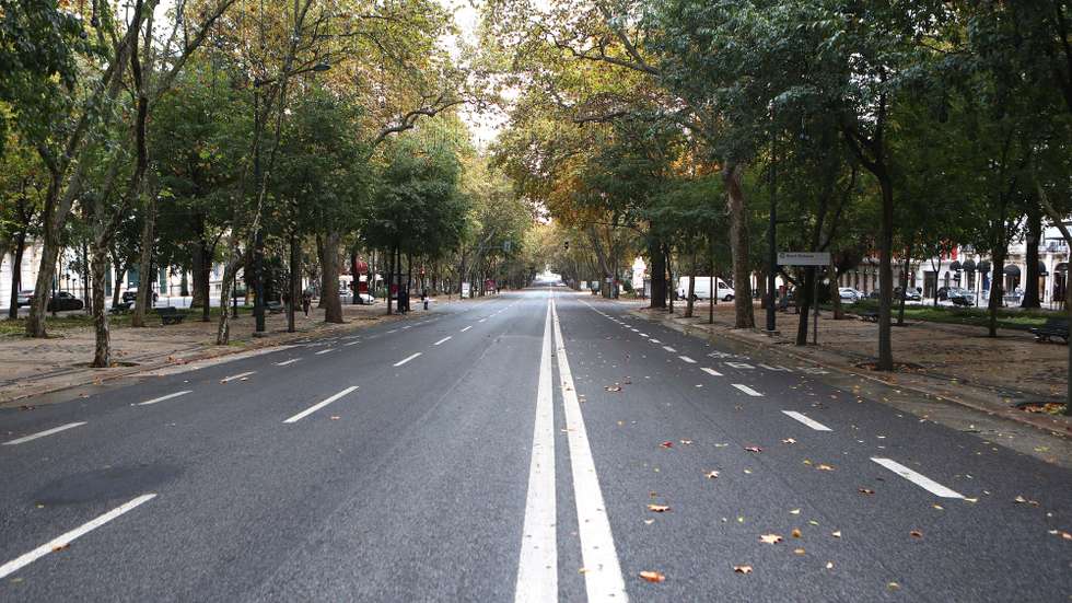 Vista geral da Avenida da Liberdade às 13h, hora do início do recolher obrigatório do estado de emergência no âmbito das medidas de contenção da covid-19, em Lisboa, 14 de novembro de 2020. Com 191 concelhos em risco em Portugal, o Conselho de Ministros decretou o encerramento de todos os estabelecimentos comerciais e restauração a partir das 13h00 até às 08h00 do dia seguinte, tanto no sábado como no domingo, para além do confinamento obrigatório para toda a população dos concelhos em risco a partir das 13h. ANTÓNIO PEDRO SANTOS/LUSA