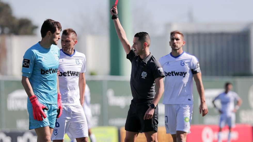O jogador Belenenses SAD, Stanislav Kritciuk (E), é expulso pelo árbitro, Gustavo Correia, durante o jogo da Primeira Liga de futebol contra o Rio Ave, realizado no estádio do Rio Ave, em Vila do Conde, 21 de março de 2021. ESTELA SILVA/LUSA