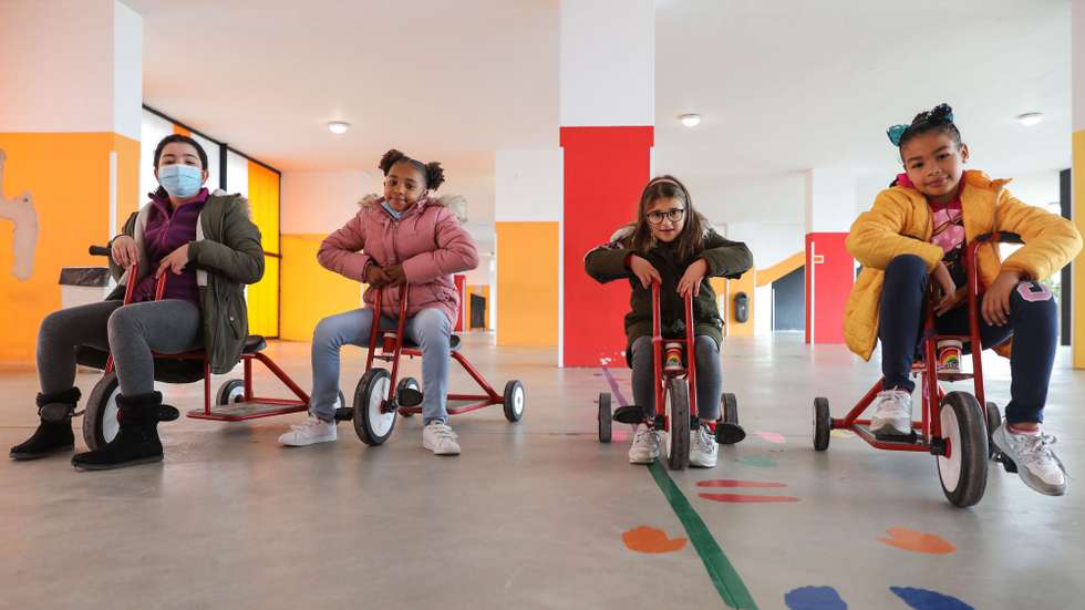 Crianças da Escola EB1/JI de Porto Salvo brincam com triciclos no pátio interior da instituição de ensino. Oeiras, 26 de janeiro de 2021. A escola está a dar acompanhamento a 10 crianças cujos pais são profissionais de serviços essenciais e onde são distribuídas 24 refeições a alunos com escalão A ou B, (ACOMPANHA TEXTO DA LUSA DO DIA 27 DE JANEIRO DE 2021). MIGUEL A. LOPES/LUSA