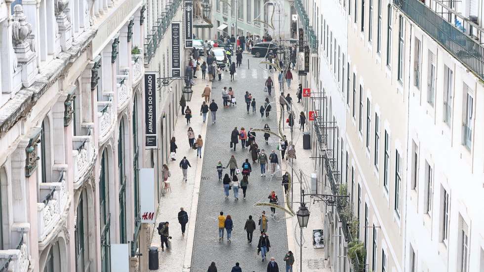 Cidadãos fazem as suas compras de Natal na Rua do Carmo, antes do recolher obrigatório do estado de emergência, no âmbito das medidas de contenção da covid-19, em Lisboa, 19 de dezembro de 2020. No fim-de-semana os estabelecimentos comerciais apenas podem funcionar entre as 08:00 e as 13:00 nos concelhos classificados como de risco “extremamente elevado” e “muito elevado”, medida imposta pelo estado de emergência que estará em vigor até às 23:59 de 23 de dezembro. ANTÓNIO PEDRO SANTOS/LUSA
