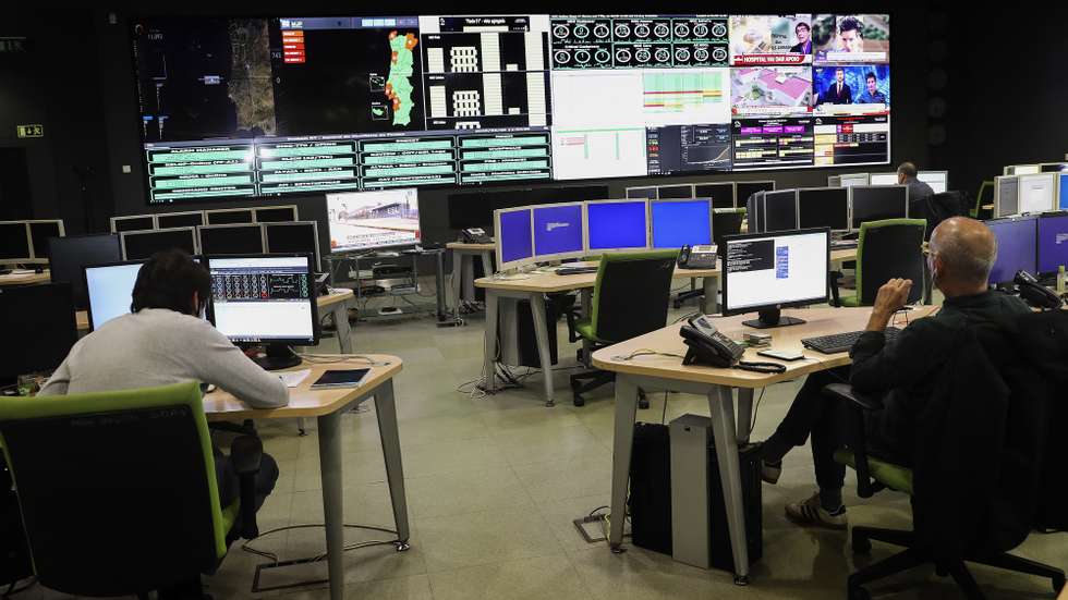 Sala do Global Operation Center da Altice em Picoas, Lisboa, 9 de abril de 2020. A Altice tem mais dois polos, na Covilhã e em Linda-a-Velha, mas o de Lisboa é o centro principal onde fazem a operação, manutenção e a gestão da rede nacional de telecomunicações da Altice Portugal. (ACOMPANHA TEXTO DO DIA 11 DE ABRIL DE 2020). JOÃO RELVAS/LUSA