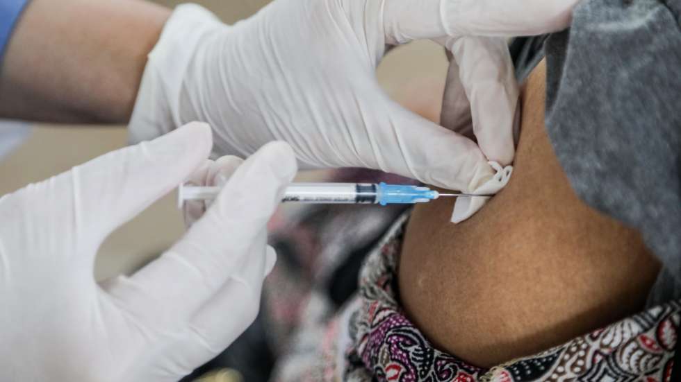 epa09104367 A health care worker injects a dose of Sinovac COVID-19 vaccine into a patient during a mass vaccination drive for university lecturers in Medan, North Sumatra, Indonesia, 29 March 2021. Indonesia is one of the worst COVID-19 pandemic affected countries in Asia, with more than one million cases.  EPA/DEDI SINUHAJI