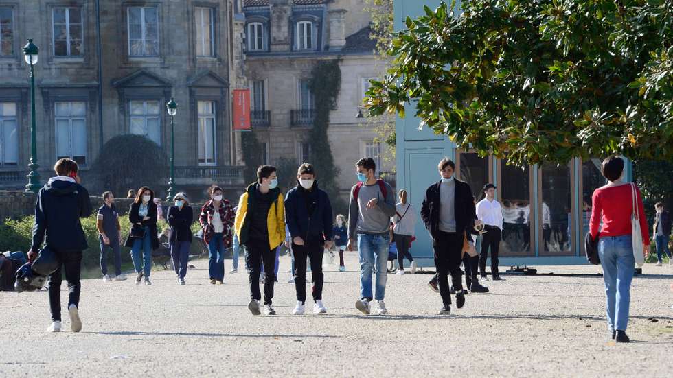 epa09101467 People walk at the Public Garden in the center of Bordeaux, South Western France, 27 March 2021. French Prime Minister Castex on March 18 announced additional lockdown restrictions in 16 regions of France as the country enters a third wave of the COVID-19 pandemic. Interior Ministry said that the ban on gatherings of more than six people outside now affected the entire territory. The goal remains the same, to try to curb the spread of the Covid-19 virus.  EPA/CAROLINE BLUMBERG