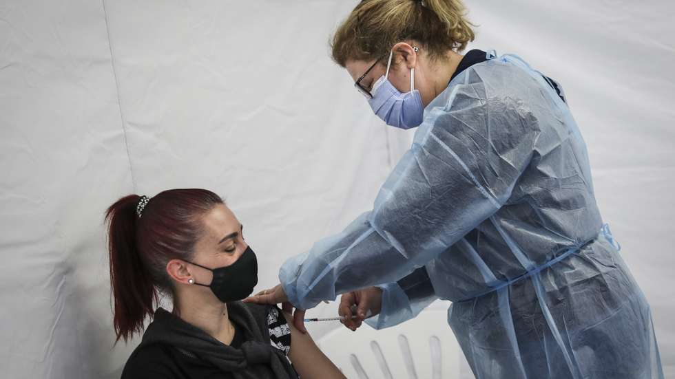 Início da vacinação dos professores e funcionários do pré-escolar e primeiro ciclo, no Pavilhão Multiusos de Odivelas, em Lisboa, 27 de março de 2021.  RODRIGO ANTUNES/LUSA