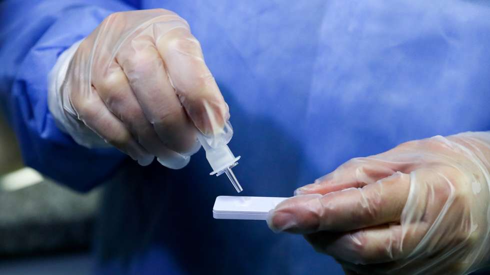 A diretora clínica da farmácia Marvila, Isaura Martinho, efetua um teste rápido antigénico na Farmácia Marvila, no âmbito do plano de testagem em massa gratuito, promovido pela CML, destinado aos residentes das freguesias do concelho com mais de 120 casos de covid-19 por 100 mil habitantes, em Lisboa, 31 de março de 2021. As dez freguesias inicialmente abrangidas pelo plano municipal de testagem são Ajuda, Alvalade, Arroios, Estrela, Marvila, Olivais, São Vicente, Santa Clara, Santa Maria Maior e Santo António. MANUEL DE ALMEIDA/LUSA