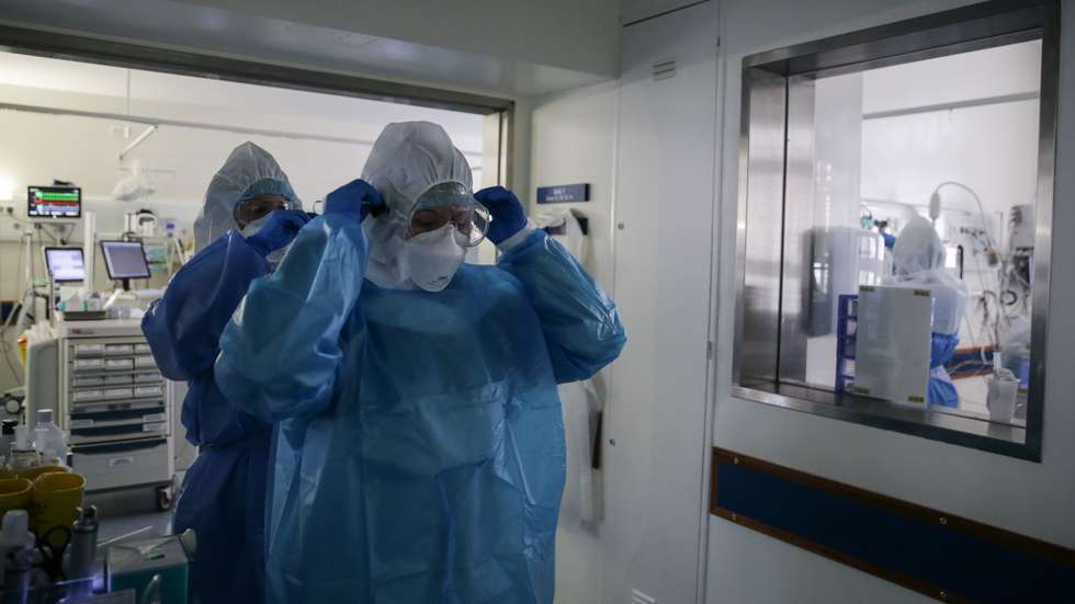 Enfermeiras preparam o seu material de proteção antes de cuidar dos seus pacientes na Unidade de Cuidados Intensivos Covid 19 do Hospital Santa Maria em Lisboa, 27 de outubro de 2020. A urgência dedicada aos casos suspeitos de covid-19 do Hospital Santa Maria, em Lisboa, reflete a evolução da pandemia em Portugal com doentes a avolumarem-se à porta para realizar o teste e no interior a capacidade quase esgotada. O medo de perder o emprego leva muitos doentes com covid-19 a esconderem que estão infetados e a continuar a trabalhar, disseminando a doença que, nesta fase, começa a ser um caso também social e que leva a muitos internamentos no Santa Maria. (ACOMPANHA TEXTO DA LUSA DE 30 DE OUTUBRO DE 2020) TIAGO PETINGA/LUSA