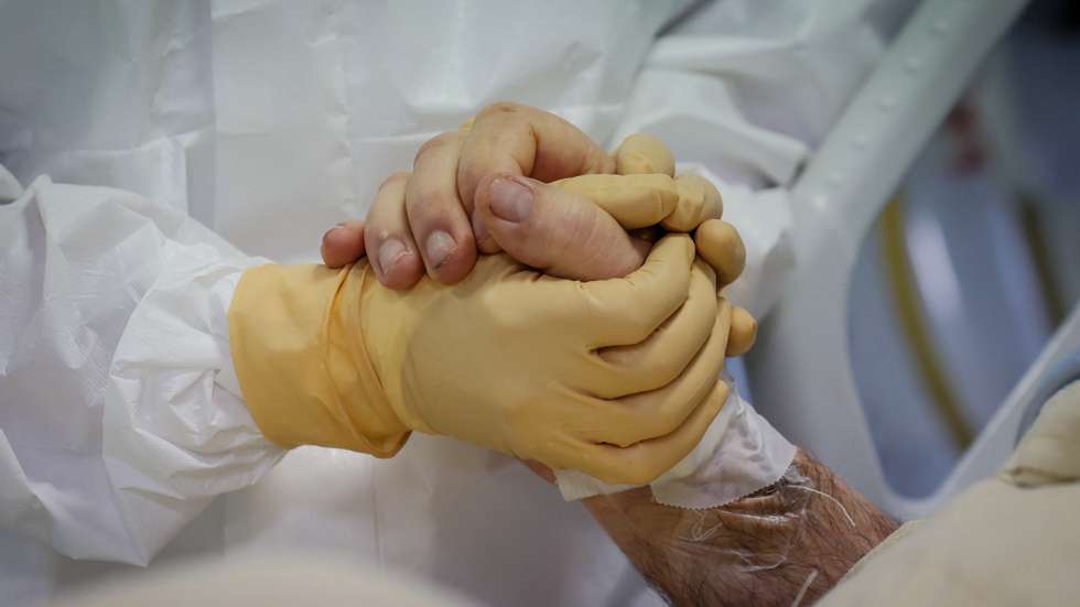 epaselect epa09090331 Health workers wearing overalls and protective masks at work in the intensive care unit of the San Filippo Neri hospital during the Covid-19 coronavirus pandemic, in Rome, Italy, 22 March 2021.  EPA/GIUSEPPE LAMI