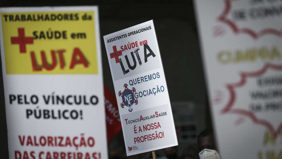 Profissionais de saúde manifestam-se na data em que se assinala o Dia Mundial da Saúde, organizada pelo Sindicato dos Enfermeiros Portugueses (SEP), Sindicato Nacional dos Técnicos Superiores de Saúde das Áreas de Diagnóstico e Terapêutica (STSS), Federação Nacional dos Médicos (FNAM), e Federação Nacional dos Sindicatos dos Trabalhadores em Funções Públicas e Sociais (FNSTFPS), para exigir o reforço e a valorização do Serviço Nacional de Saúde, em frente ao Ministério da Saúde, em Lisboa, 07 de abril de 2021. RODRIGO ANTUNES/LUSA
