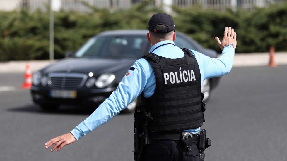Um agente da PSP controla automobilistas e passageiros durante o confinamento que se prolonga até ao dia 05 de abril, no âmbito das medidas de contenção da pandemia de covid-19, em Oeiras, 27 de Março de 2021. A circulação entre concelhos em Portugal continental está proibida desde as 00:00 de ontem e as 05:00 de 05 de abril, no âmbito do estado de emergência para combater a pandemia de covid-19. ANTÓNIO PEDRO SANTOS/LUSA