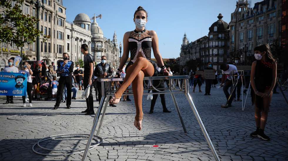 Artistas participam em uma manifestação nacional "Parados, Nunca Calados", na avenida dos Aliados, Porto, 4 de junho de 2020. Promovida pelo Manifesto em Defesa da Cultura e pelo Sindicato dos Trabalhadores de Espectáculos, do Audiovisual e dos Músicos. A  manifestação exige Serviço Público de Cultura; Toda a cultura para todos e 1% para a Cultura. JOSÉ COELHO/LUSA