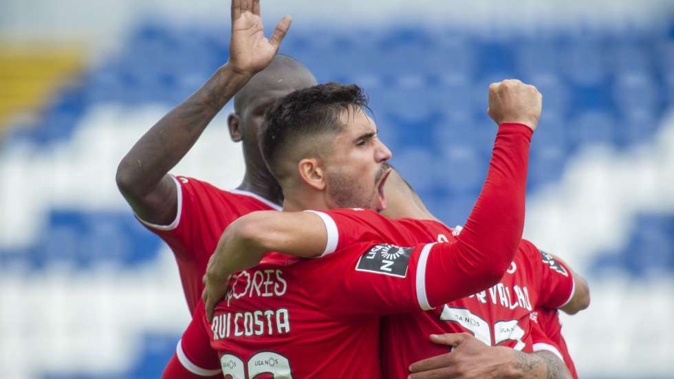 O jogador do Santa Clara, Rui Costa, festeja após marcar um golo contra o Nacional durante o jogo da 26.ª jornada da Primeira Liga de futebol contra o Nacional disputado no Estádio de São Miguel, Ponta Delgada, Açores, 11 de abril de 2021. EDUARDO COSTA/LUSA