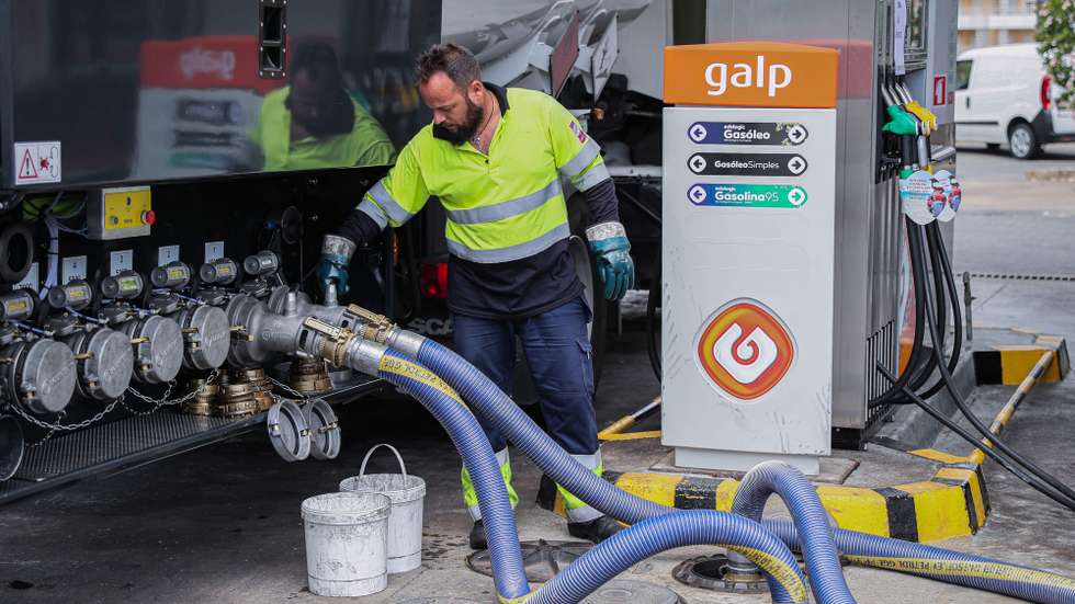 Um camião cisterna reabastece um posto de combustível em Faro, 09 de agosto de 2019. A greve dos motoristas de matérias perigosas está marcada para dia 12 de agosto por tempo indeterminado. LUÍS FORRA/LUSA