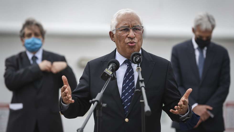O primeiro-ministro, António Costa, acompanhado pelo ministro do Mar,  Ricardo Serrão Santos (E), e pelo ministro da Defesa Nacional, João Gomes Cravinho (D), discursa após ter visitado o navio de investigação “Mário Ruivo” na Base Naval de Lisboa, em Almada, 12 de abril de 2021.  RODRIGO ANTUNES/LUSA