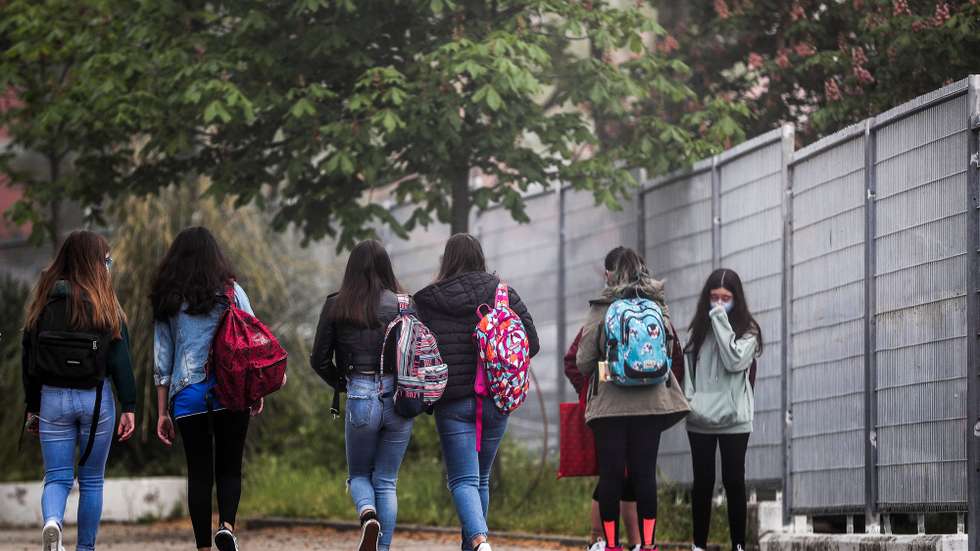 Alunos do agrupamento de escolas D. Dinis no regresso às aulas no âmbito do desconfinamento devido à pandemia de covid-19, em Lisboa, 5 de abril de 2021. MÁRIO CRUZ/LUSA