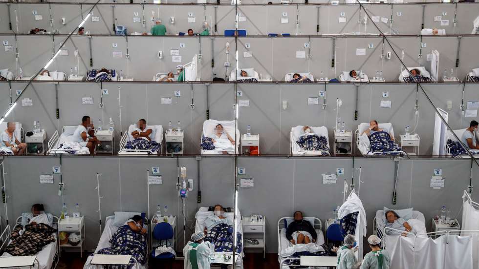 epa09139939 Patients are treated for Covid-19, at the Pedro Dell Antonia Municipal Campaign Hospital, in Santo Andre, SP, Brazil, 15 April 2021 (issued 16 April 2021). For the first time since the start of the coronavirus pandemic, people under 40 years of age are the majority among patients admitted to ICUs in Brazil, a country that is experiencing a second wave more virulent and lethal than the first, with an average of 3,000 deaths per day.  EPA/Sebastiao Moreira ATTENTION EDITORS: FACES PIXELATED BY SOURCE