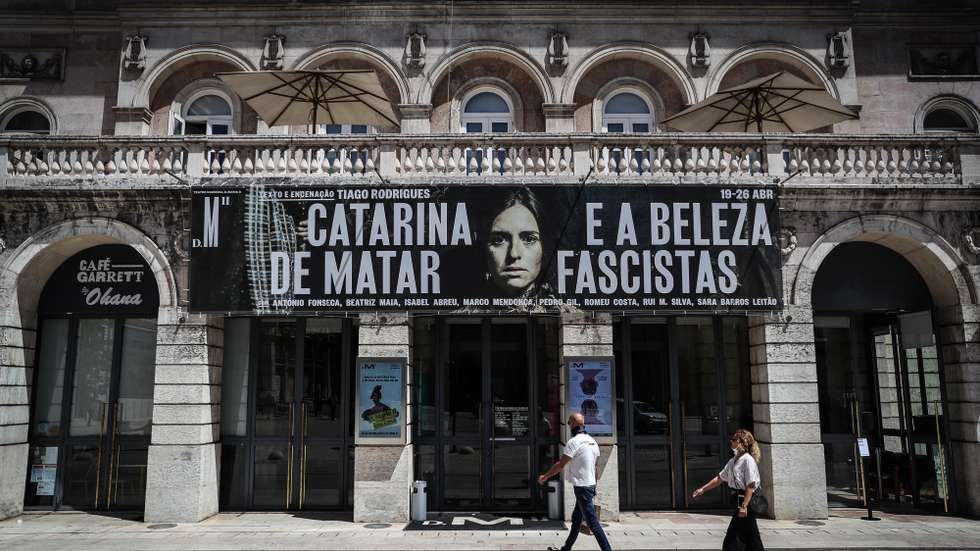 Pessoas passam pelo Teatro Nacional D. Maria II, horas antes da reabertura das salas de espetáculos, no âmbito das novas medidas de desconfinamento relacionadas com a pandemia da covid-19, em Lisboa, 19 de abril de 2021. (ACOMPANHA TEXTO ) MÁRIO CRUZ/LUSA