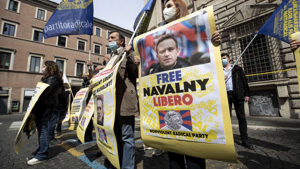 epa09149904 People attend a rally by the Radical Party (Partito Radicale) to ask for the release of Alexei Navalny, in Rome, Italy, 21 April 2021. Russian imprisoned opposition activist Navalny was transferred from a penal colony to a hospital. Navalny was on hunger strike since 31 March while serving a prison sentence in a penal colony after he returned from Germany where he was treated in August 2020 for poisoning with a nerve agent from the Novichok group.  EPA/MASSIMO PERCOSSI