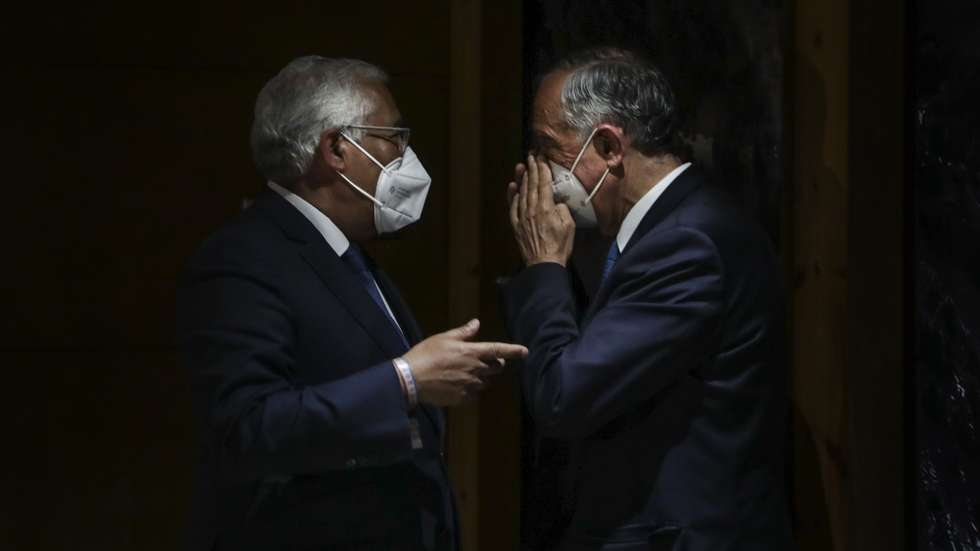 O Presidente da República, Marcelo Rebelo de Sousa (D), conversa co o primeiro-ministro, António Costa, durante a XXVII Cimeira Ibero-Americana, em Andorra, 21 de abril de 2021. TIAGO PETINGA/LUSA