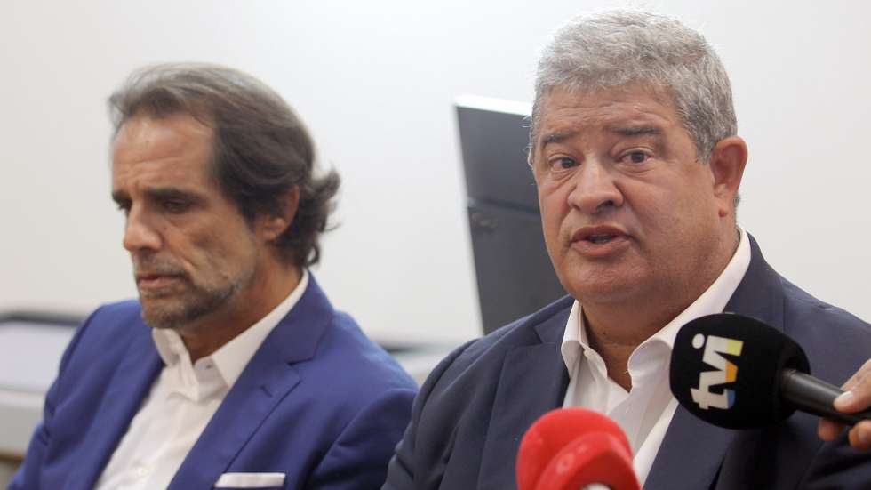Miguel Albuquerque (E), presidente do Governo Regional da Madeira, e Pedro Ramos, secretário Regional da Saúde, esta tarde durante a conferência de imprensa sobre a tragédia ocorrida durante as Festas do Monte, Funchal, 15 de agosto de 2017. HOMEM DE GOUVEIA/LUSA